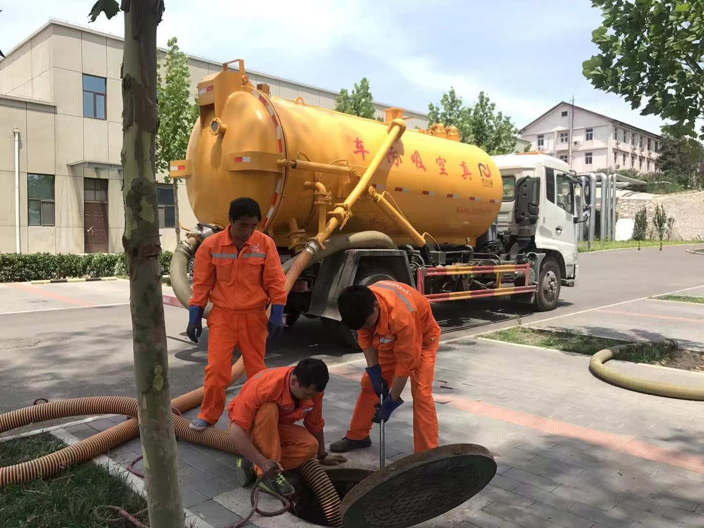 桐乡管道疏通车停在窨井附近