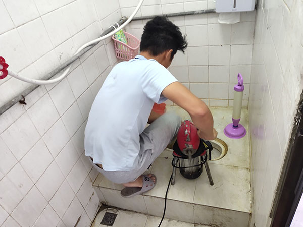 桐乡管道堵塞冒臭气 专业师傅现场解决问题
